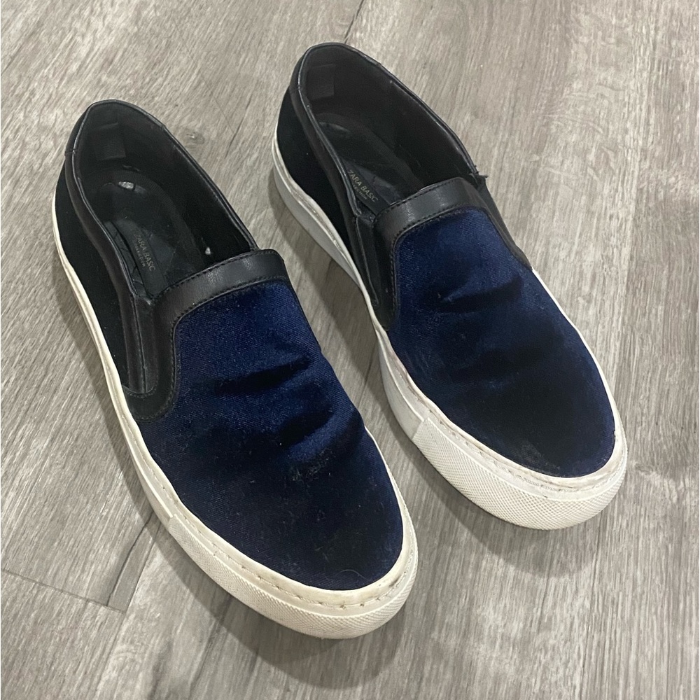 Dark blue suede velvet sneakers